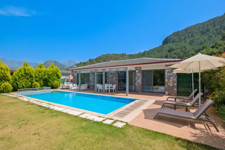 Fethiye’de Korunaklı, Çocuk Havuzlu, Jakuzili, Kiralık Villa