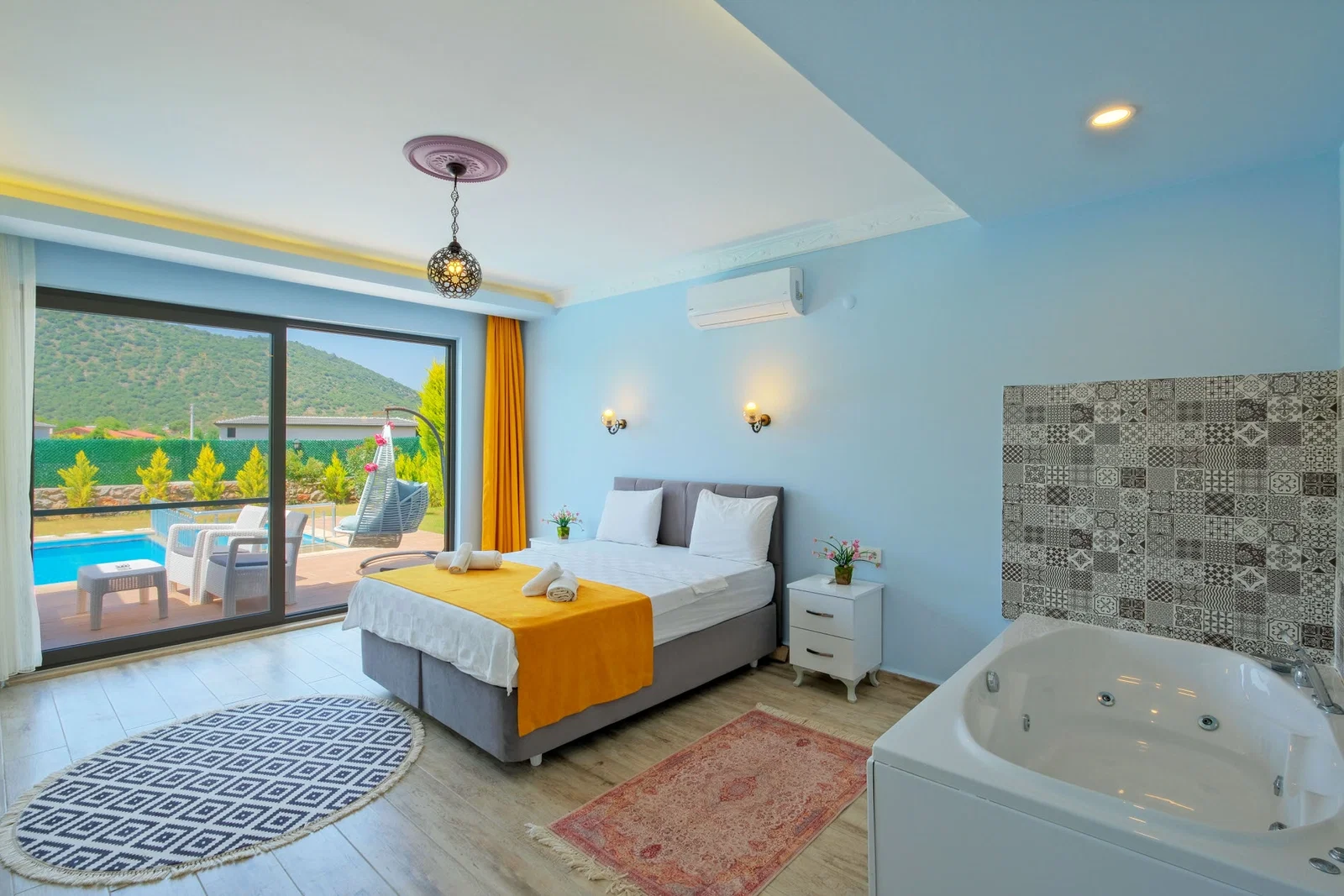 Fethiye’de Korunaklı, Çocuk Havuzlu, Jakuzili, Kiralık Villa
