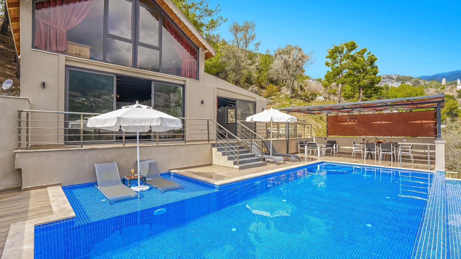 İslamlar’da korunaklı havuzlu kiralık villa