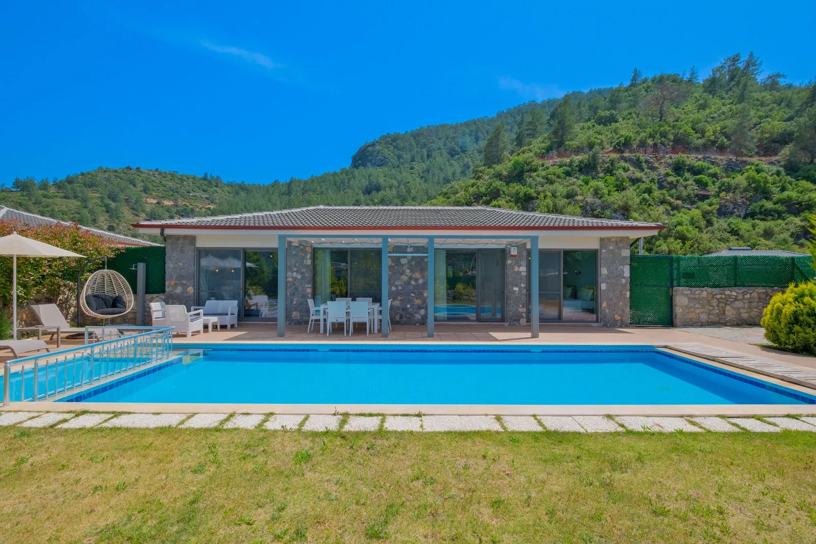 Fethiye’de korunaklı havuzlu kiralık villa