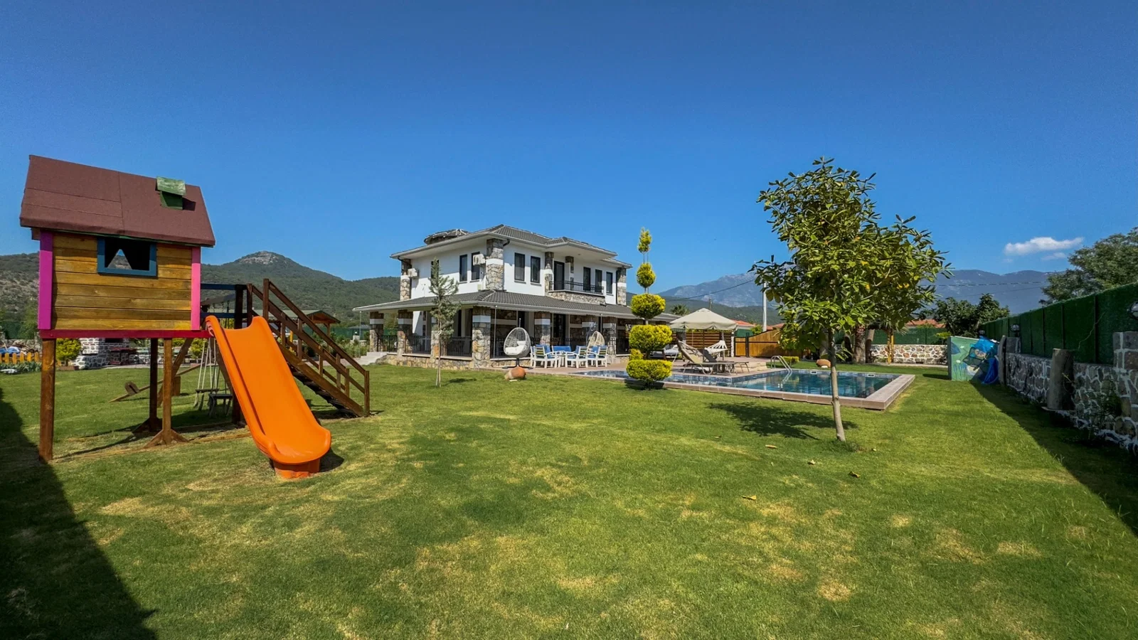 Fethiye’de Korunaklı, Çocuk Havuzlu, Jakuzili, Lüks Villa