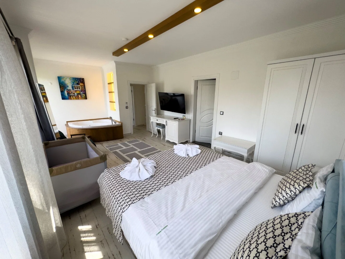 Fethiye’de Korunaklı, Çocuk Havuzlu, Jakuzili, Lüks Villa