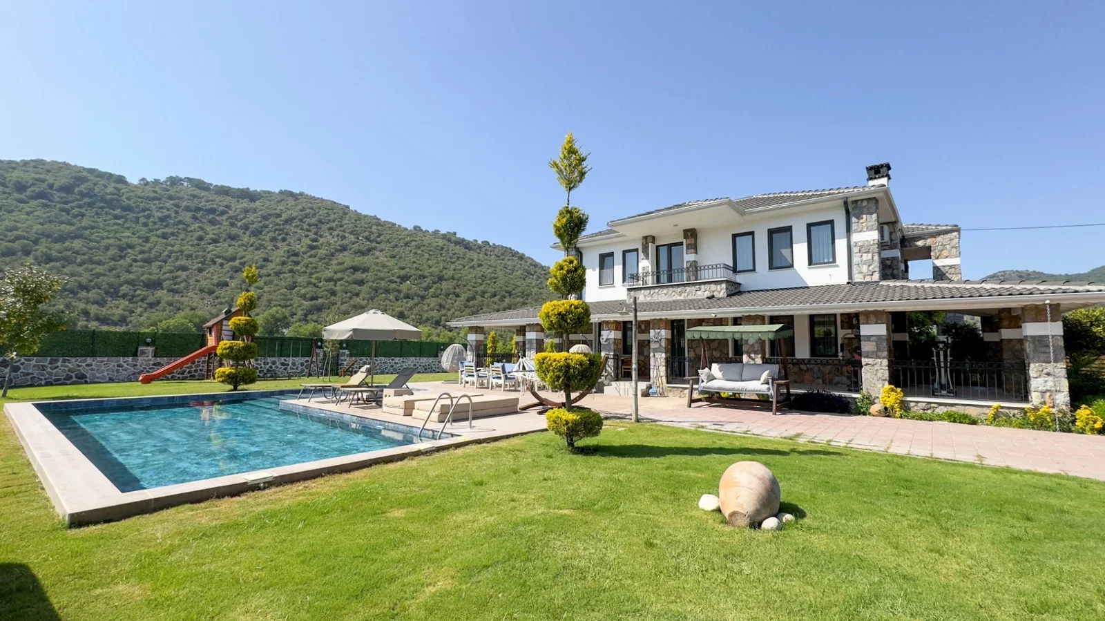 Fethiye’de Korunaklı, Çocuk Havuzlu, Jakuzili, Lüks Villa