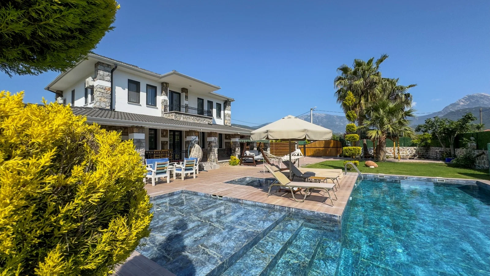 Fethiye’de Korunaklı, Çocuk Havuzlu, Jakuzili, Lüks Villa