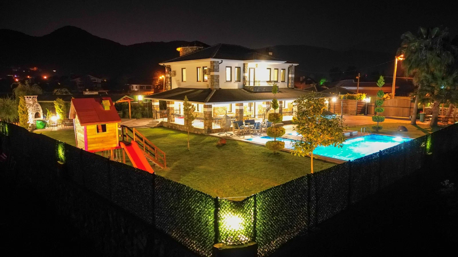 Fethiye’de Korunaklı, Çocuk Havuzlu, Jakuzili, Lüks Villa