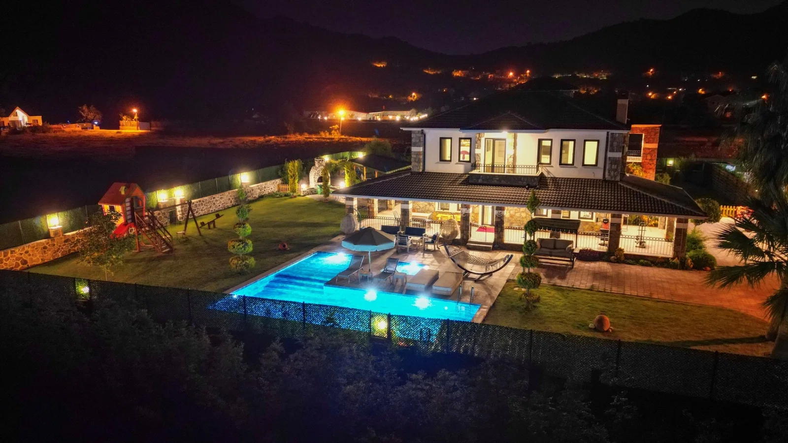 Fethiye’de Korunaklı, Çocuk Havuzlu, Jakuzili, Lüks Villa