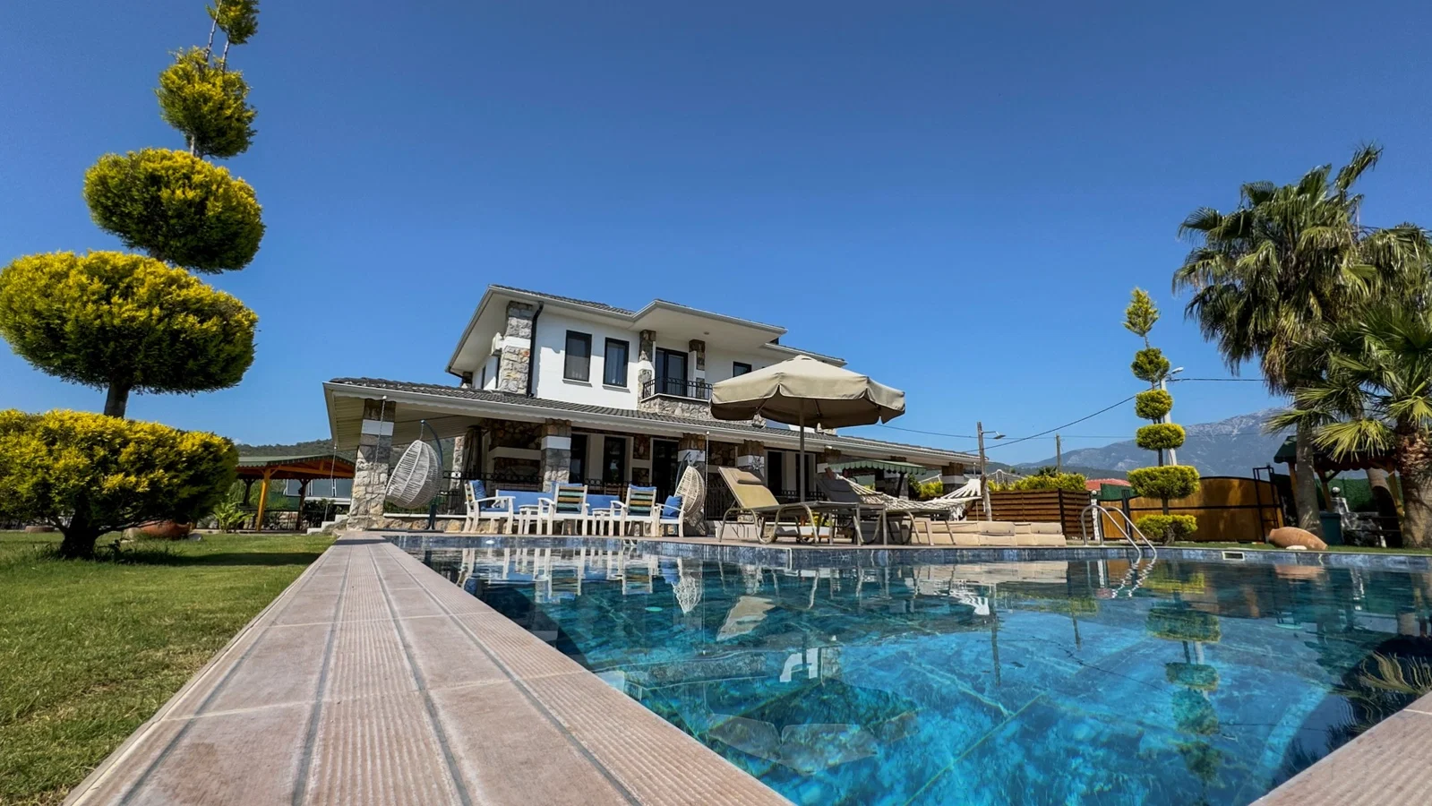 Fethiye’de Korunaklı, Çocuk Havuzlu, Jakuzili, Lüks Villa