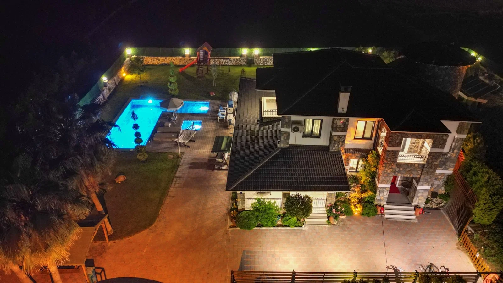 Fethiye’de Korunaklı, Çocuk Havuzlu, Jakuzili, Lüks Villa