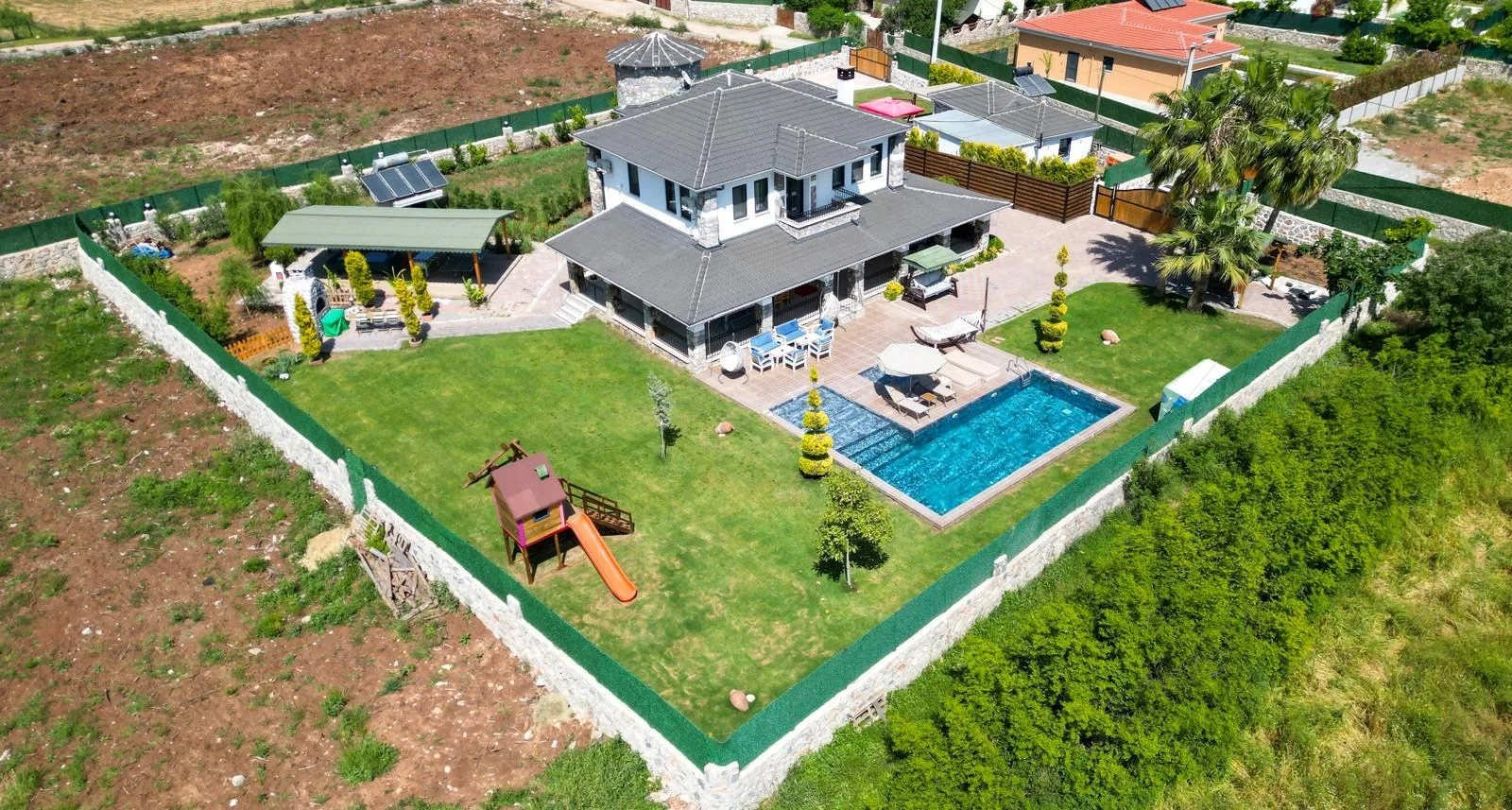 Fethiye’de Korunaklı, Çocuk Havuzlu, Jakuzili, Lüks Villa