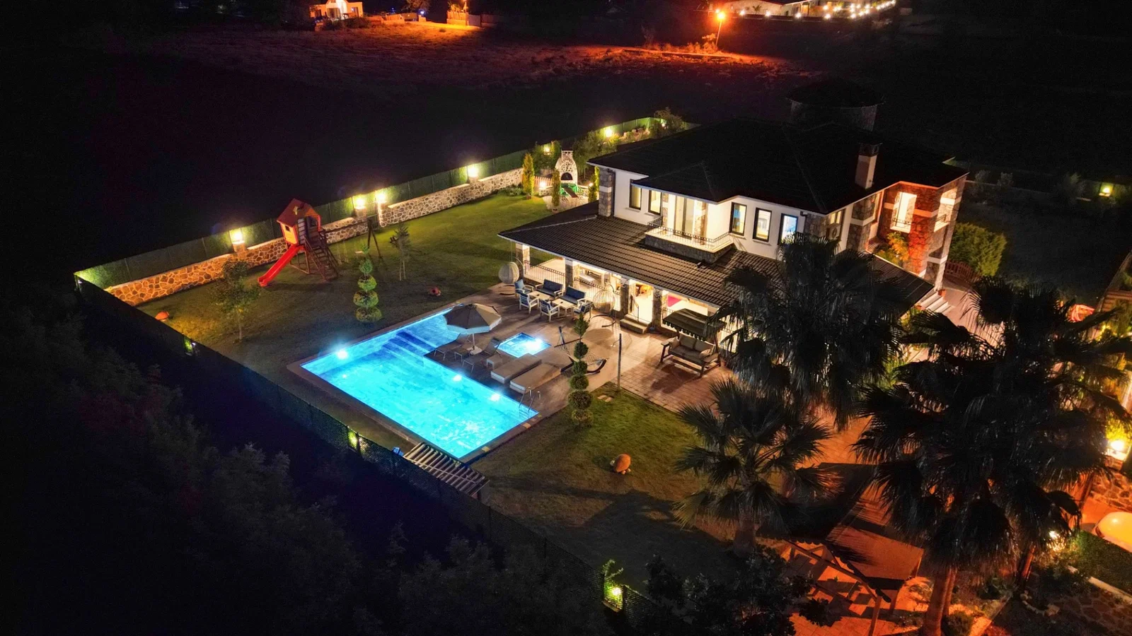 Fethiye’de Korunaklı, Çocuk Havuzlu, Jakuzili, Lüks Villa