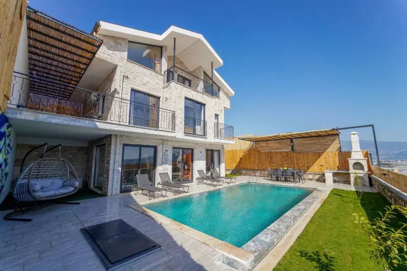 Fethiye’de korunaklı havuzlu kiralık villa