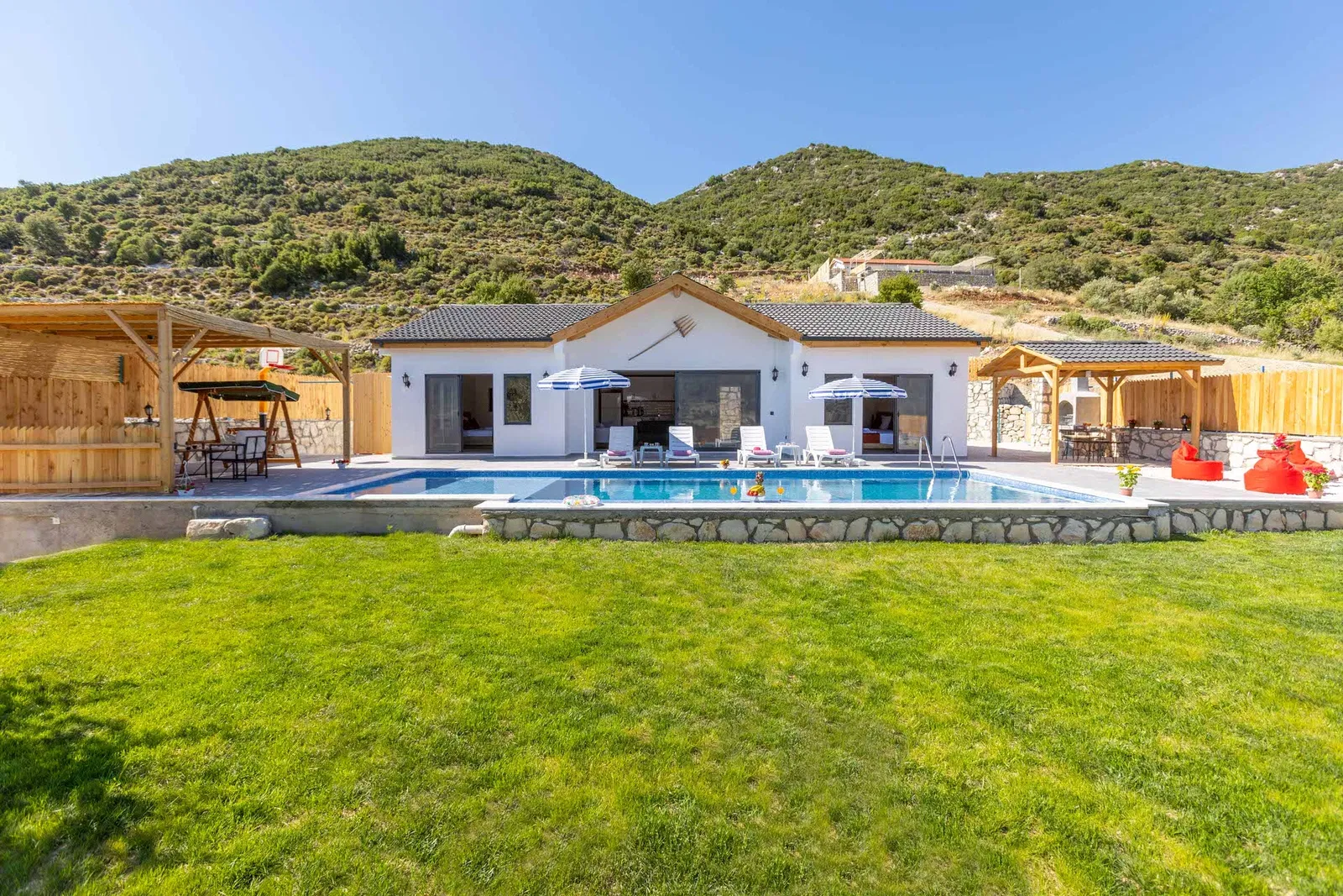 Sarıbelen’de korunaklı havuzlu kiralık villa