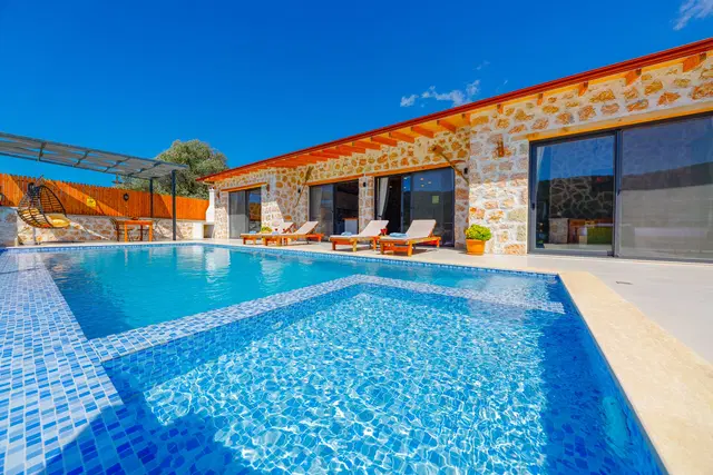 4 Kişilik Çocuk Havuzlu Kiralık Villa, Sarıbelen’de Balayına Uygun
