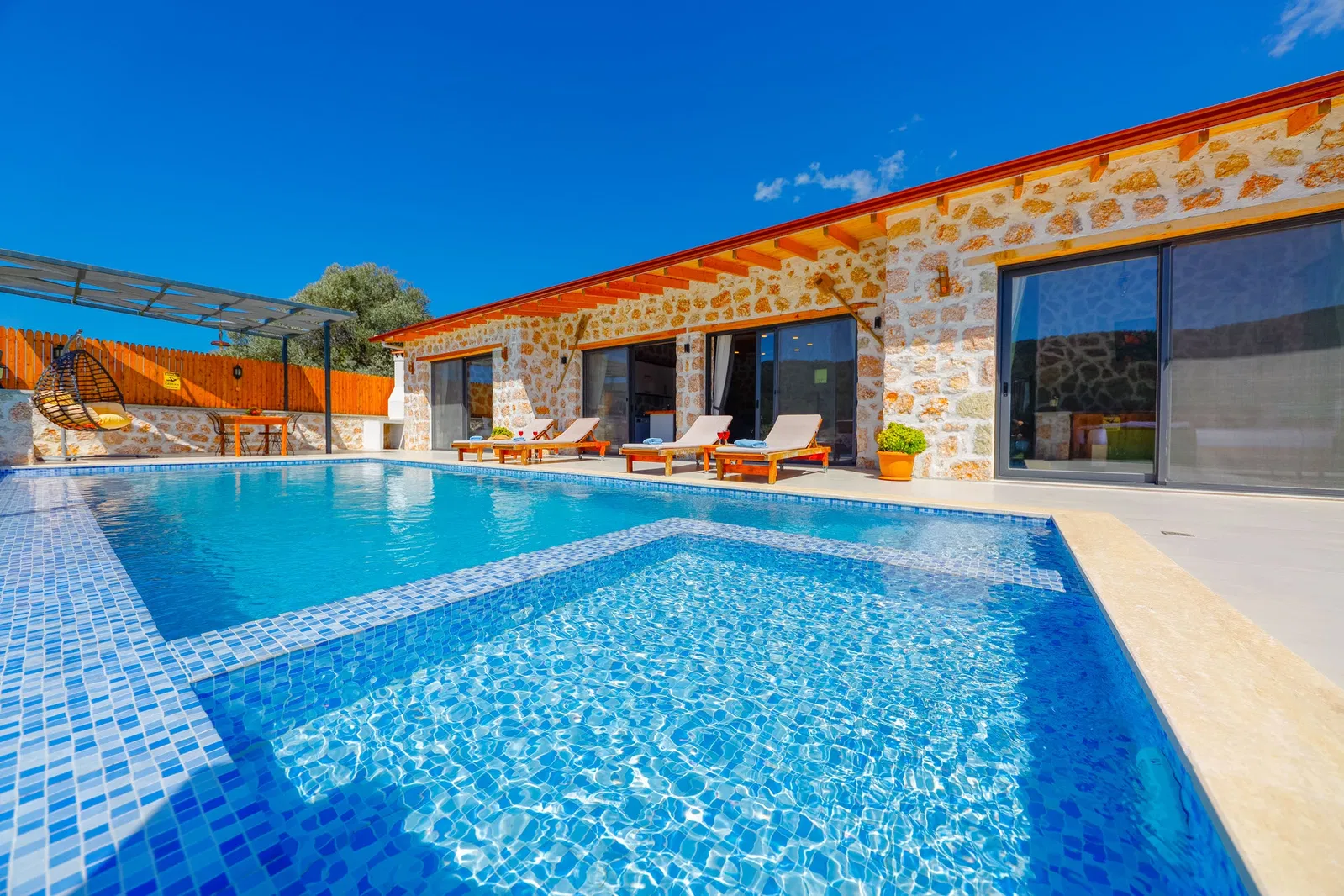 Sarıbelen’de korunaklı havuzlu kiralık villa