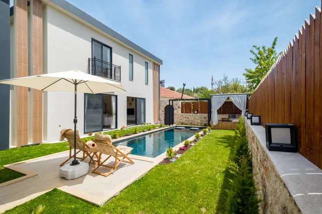 Balayına Uygun, Korunaklı Havuzlu Kiralık Villa – Sarıbelen, 2 Kişilik