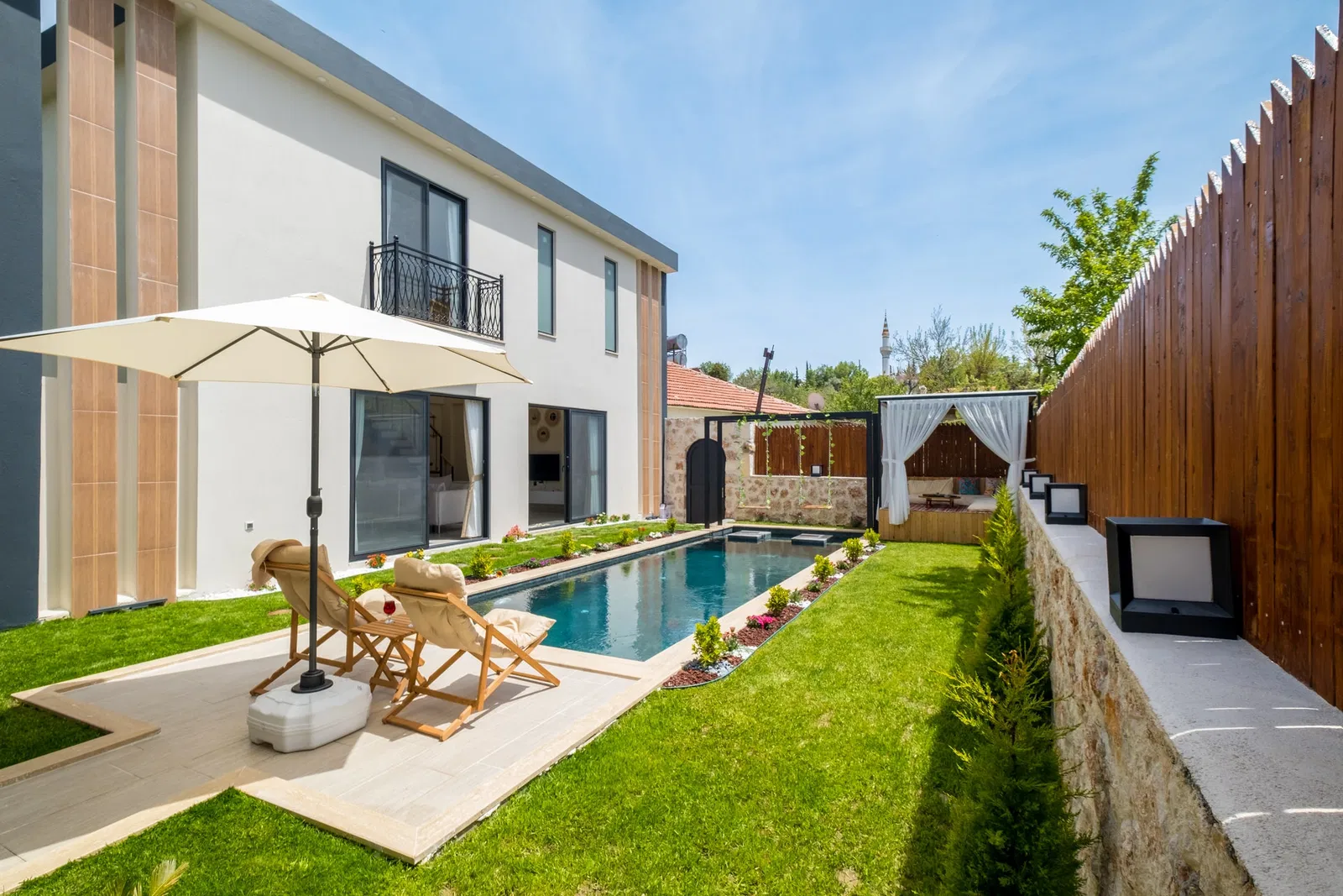 Sarıbelen’de korunaklı havuzlu kiralık villa