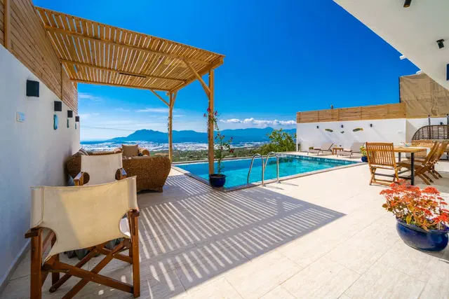 Üzümlü’de doğa manzaralı kiralık villa, fotoğraf 3