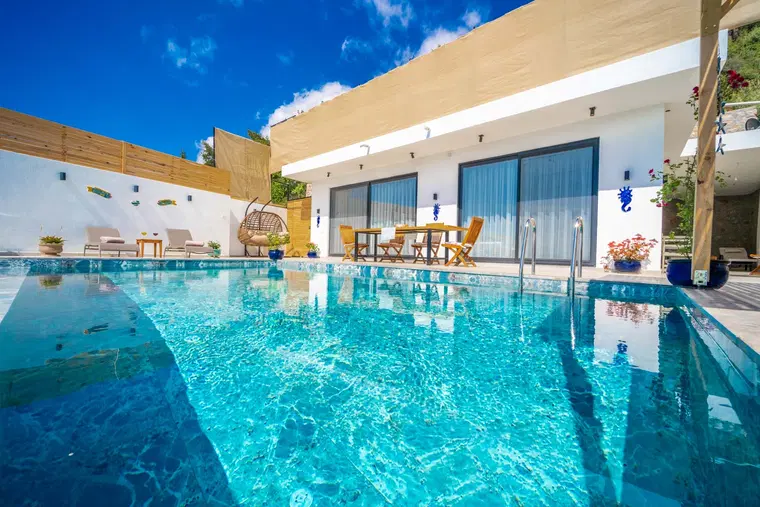 Üzümlü Kiralık Villa: Balayı Çiftlerine Uygun, Korunaklı Havuzlu, 2 Kişilik