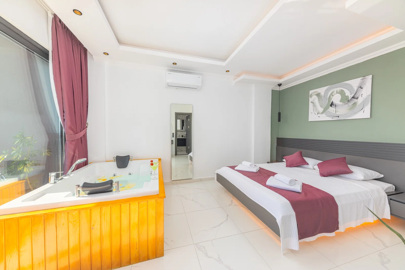 Üzümlü’de Korunaklı, Çocuk Havuzlu, Jakuzili, Lüks Villa