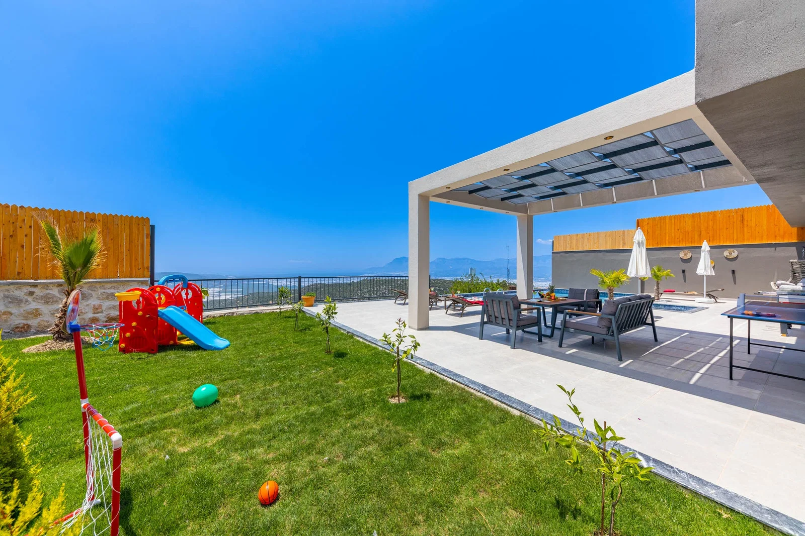 Üzümlü’de Korunaklı, Çocuk Havuzlu, Jakuzili, Lüks Villa