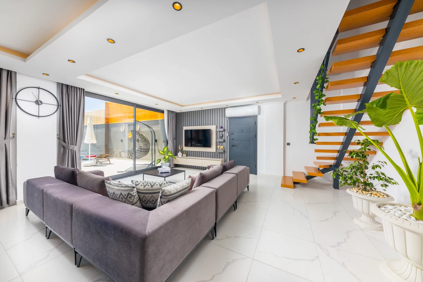 Üzümlü’de Korunaklı, Çocuk Havuzlu, Jakuzili, Lüks Villa