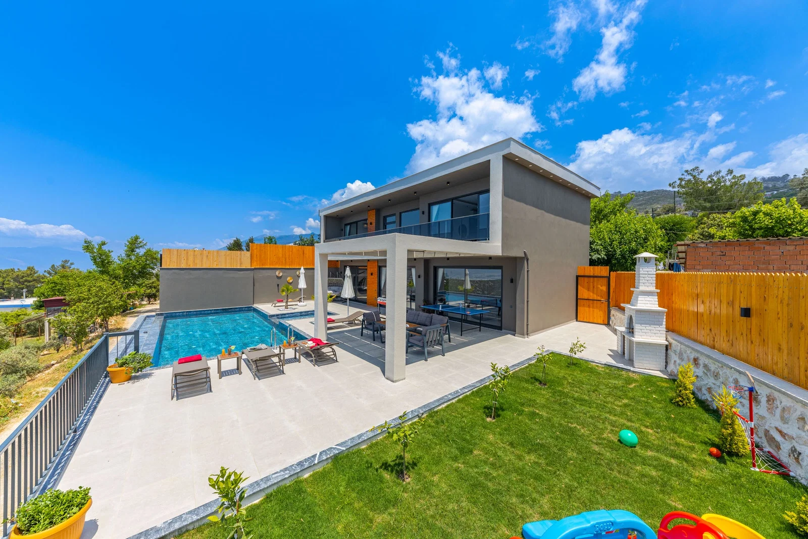Üzümlü’de Korunaklı, Çocuk Havuzlu, Jakuzili, Lüks Villa