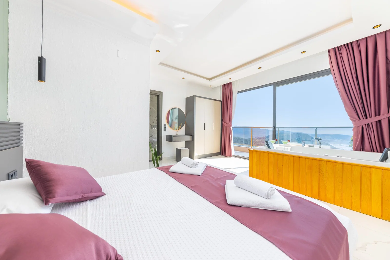 Üzümlü’de Korunaklı, Çocuk Havuzlu, Jakuzili, Lüks Villa