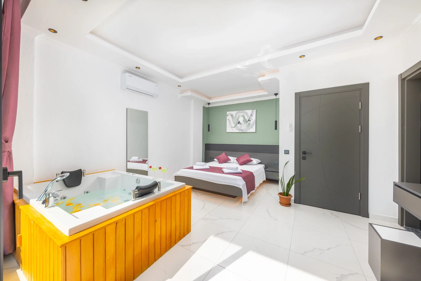 Üzümlü’de Korunaklı, Çocuk Havuzlu, Jakuzili, Lüks Villa