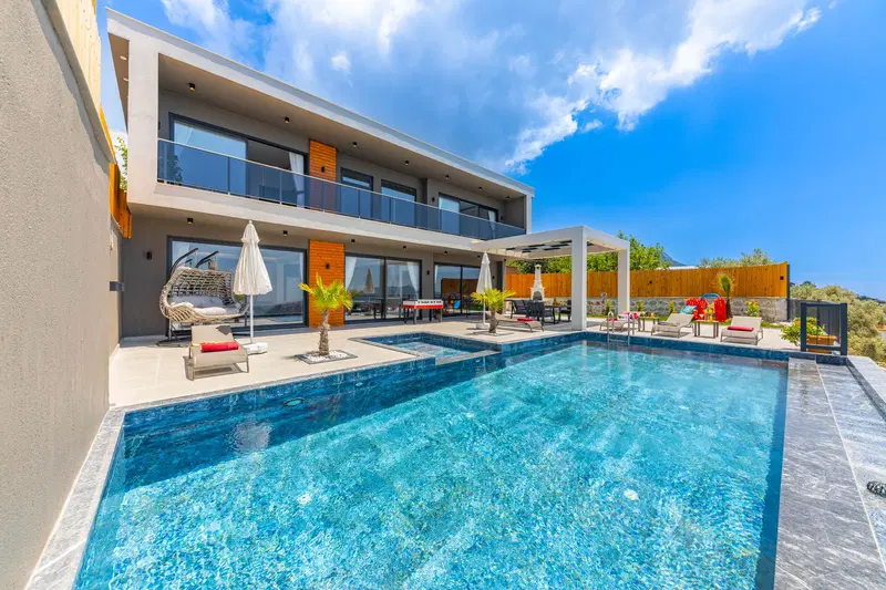 Üzümlü’de korunaklı havuzlu kiralık villa