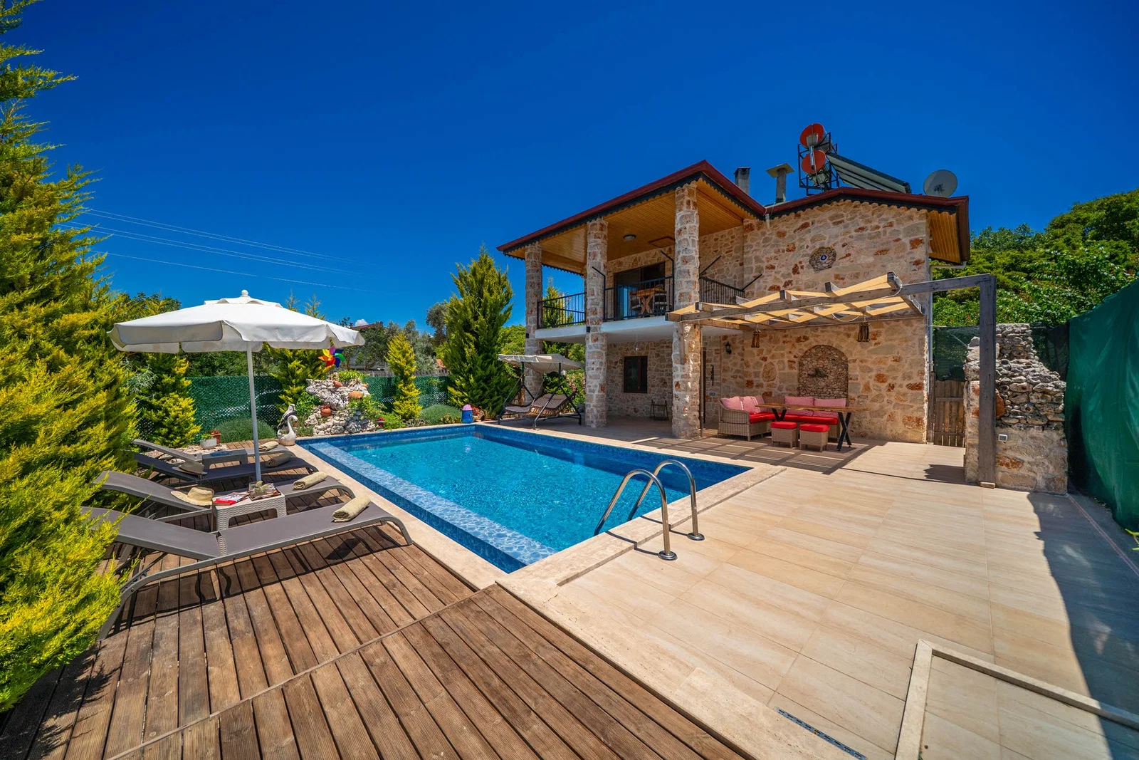 Kaş’ta Sakin Konumda, Özel Havuzlu, 3 Yatak Odalı, Ekonomik Villa