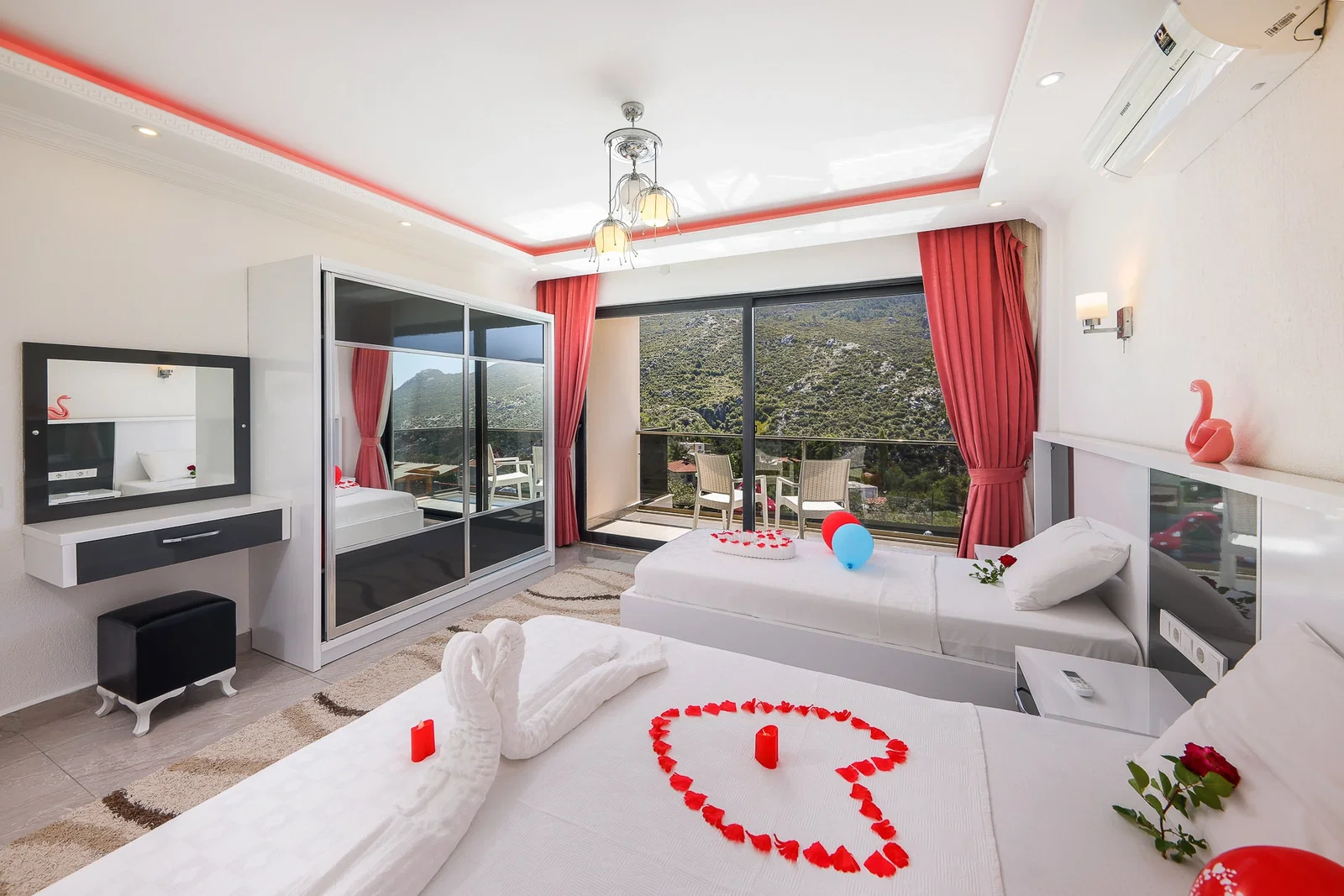 İslamlar’da Korunaklı, Isıtmalı Havuzlu, 5 Kişilik, Kiralık Villa