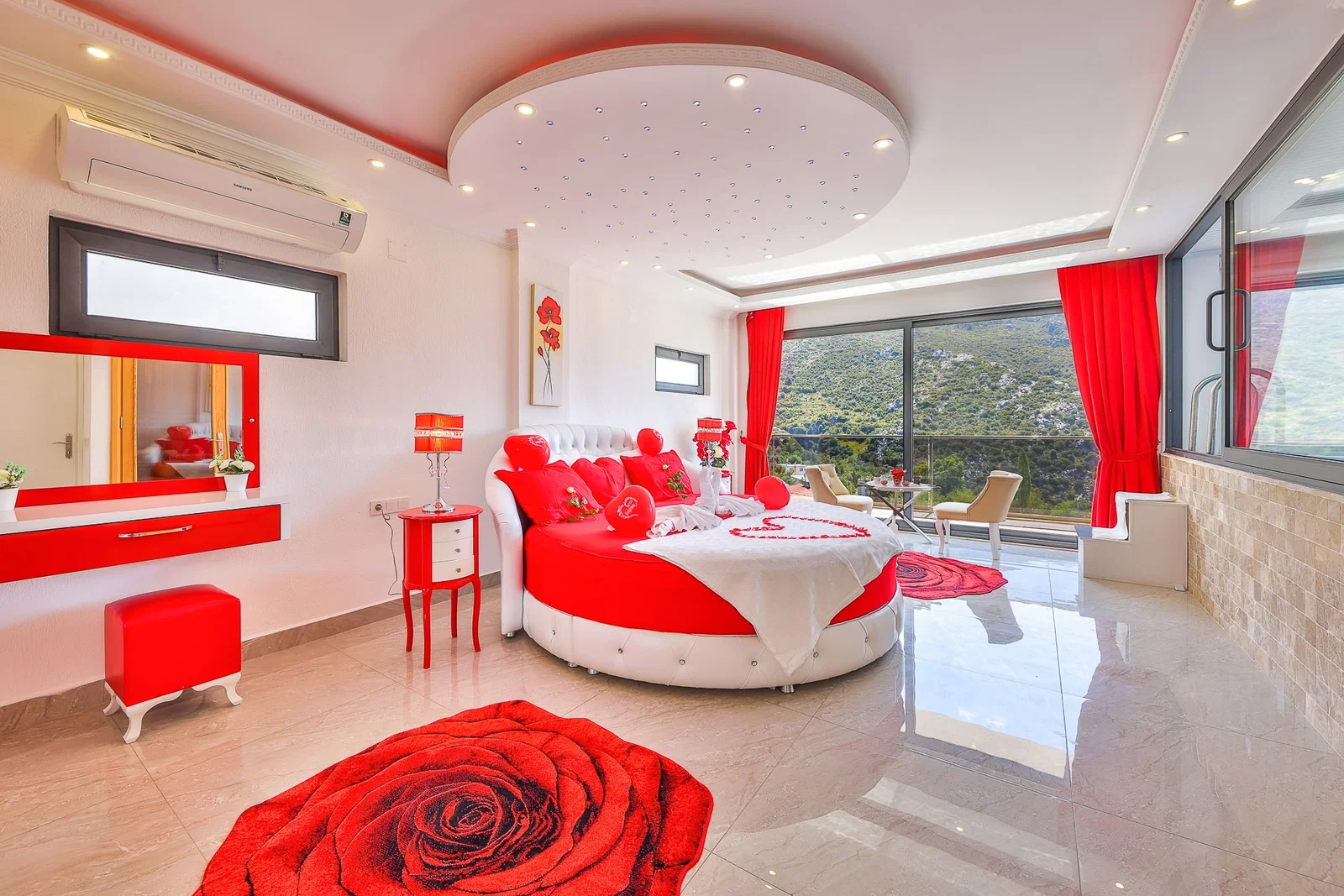 İslamlar’da Korunaklı, Isıtmalı Havuzlu, 5 Kişilik, Kiralık Villa