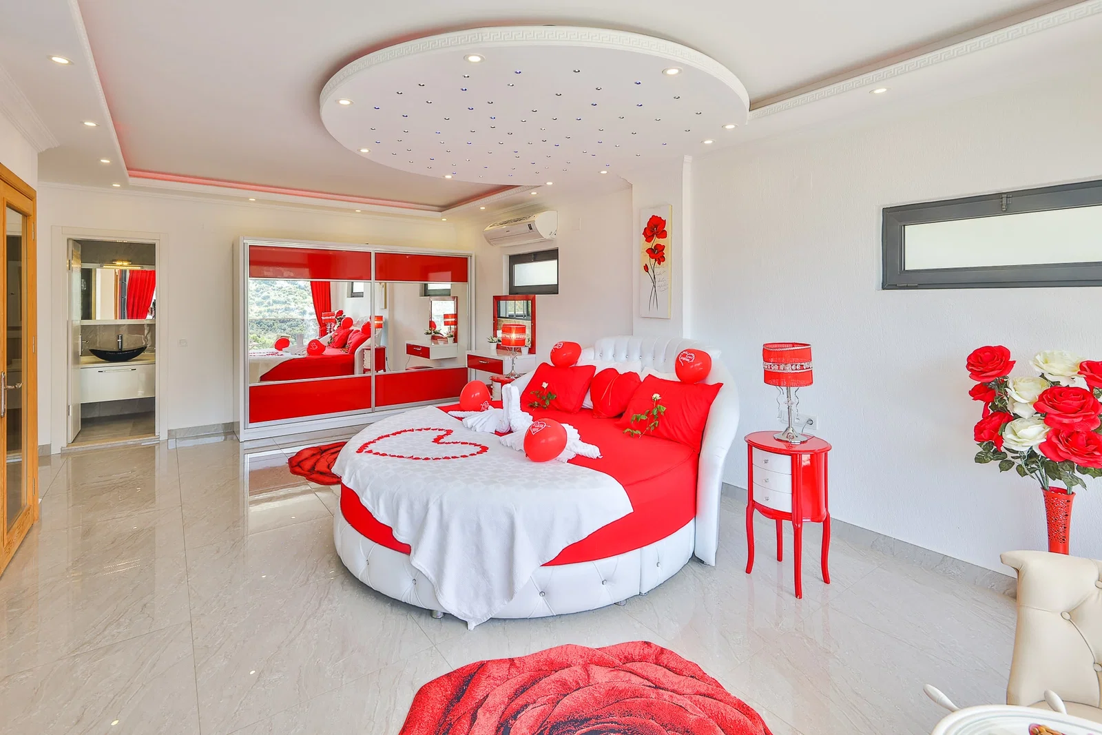 İslamlar’da Korunaklı, Isıtmalı Havuzlu, 5 Kişilik, Kiralık Villa