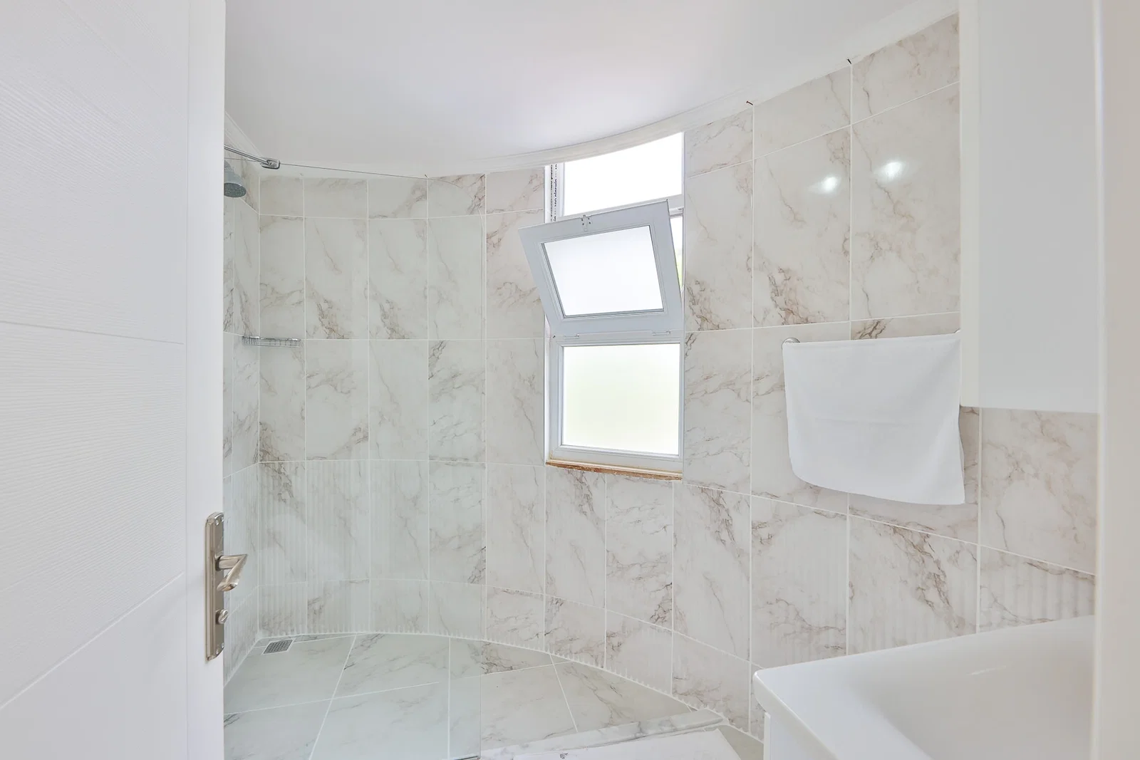 İslamlar’da Korunaklı, Isıtmalı Havuzlu, 5 Yatak Odalı, Kiralık Villa