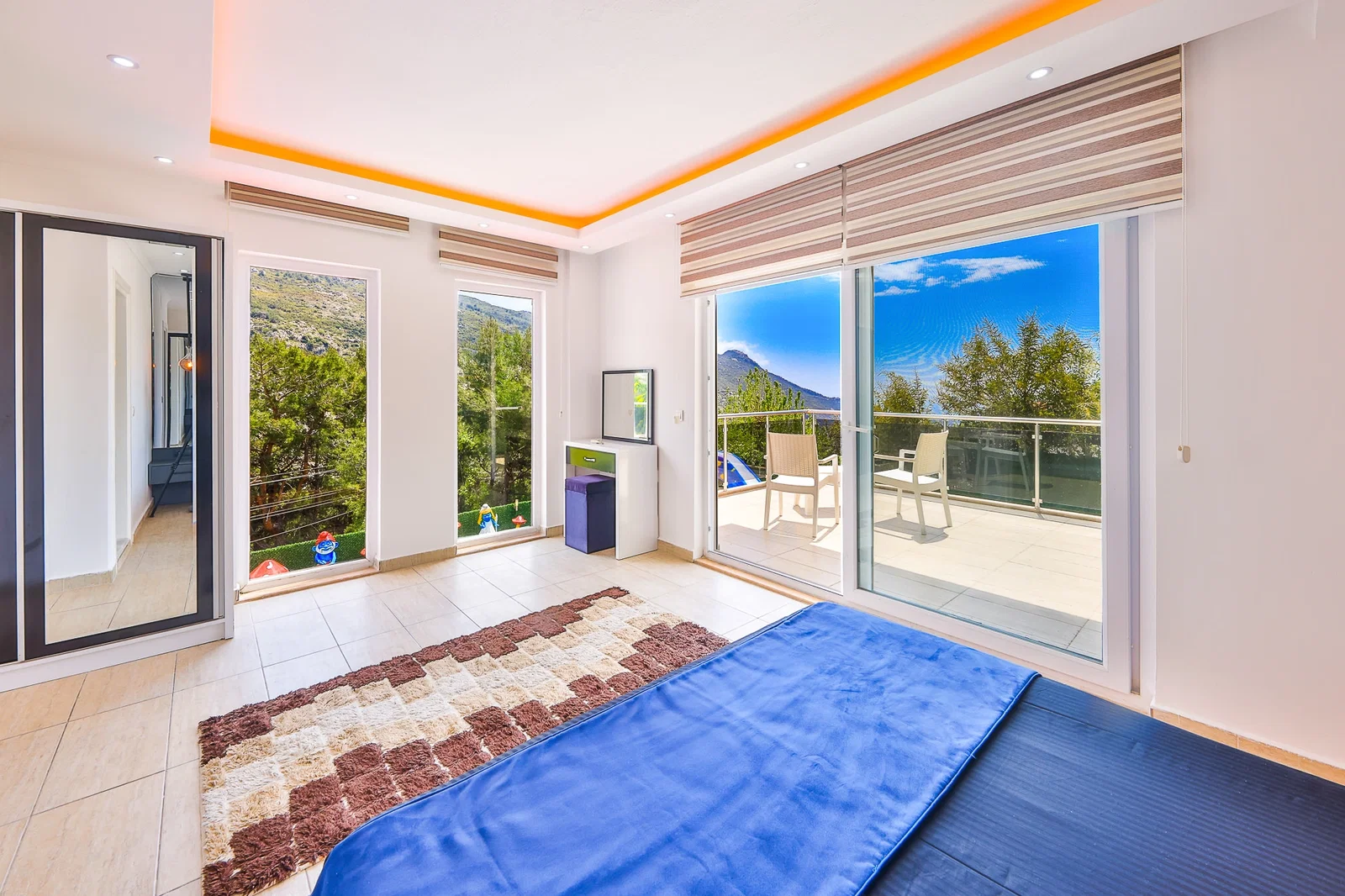 İslamlar’da Korunaklı, Isıtmalı Havuzlu, 5 Yatak Odalı, Kiralık Villa