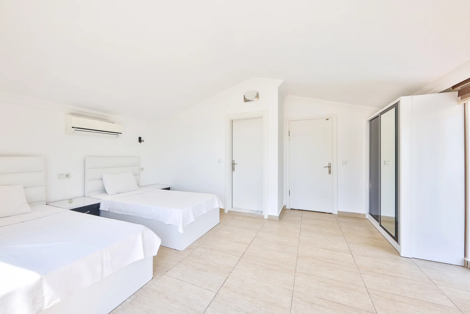 İslamlar’da Korunaklı, Isıtmalı Havuzlu, 5 Yatak Odalı, Kiralık Villa