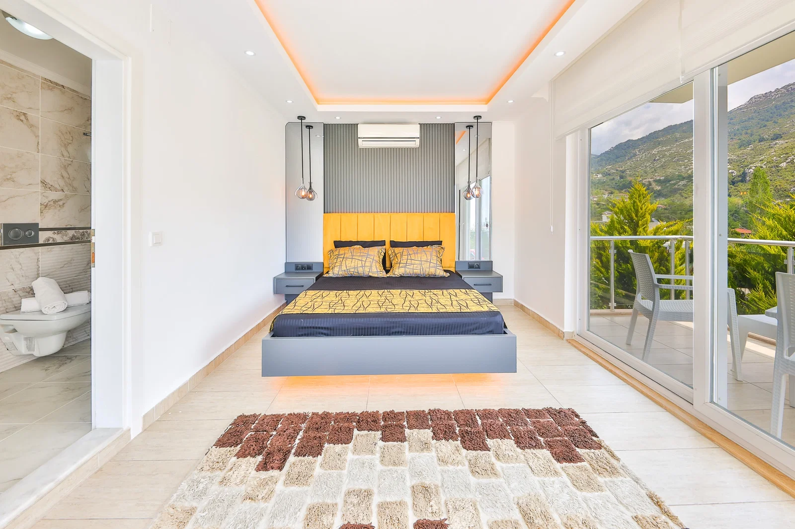 İslamlar’da Korunaklı, Isıtmalı Havuzlu, 5 Yatak Odalı, Kiralık Villa