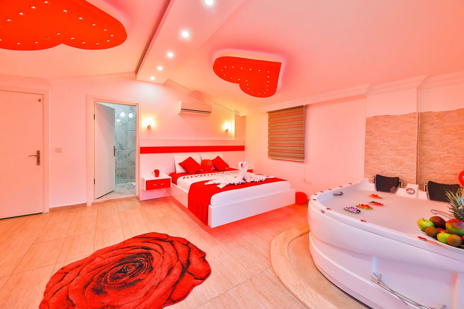 İslamlar’da Korunaklı, Isıtmalı Havuzlu, 5 Yatak Odalı, Kiralık Villa