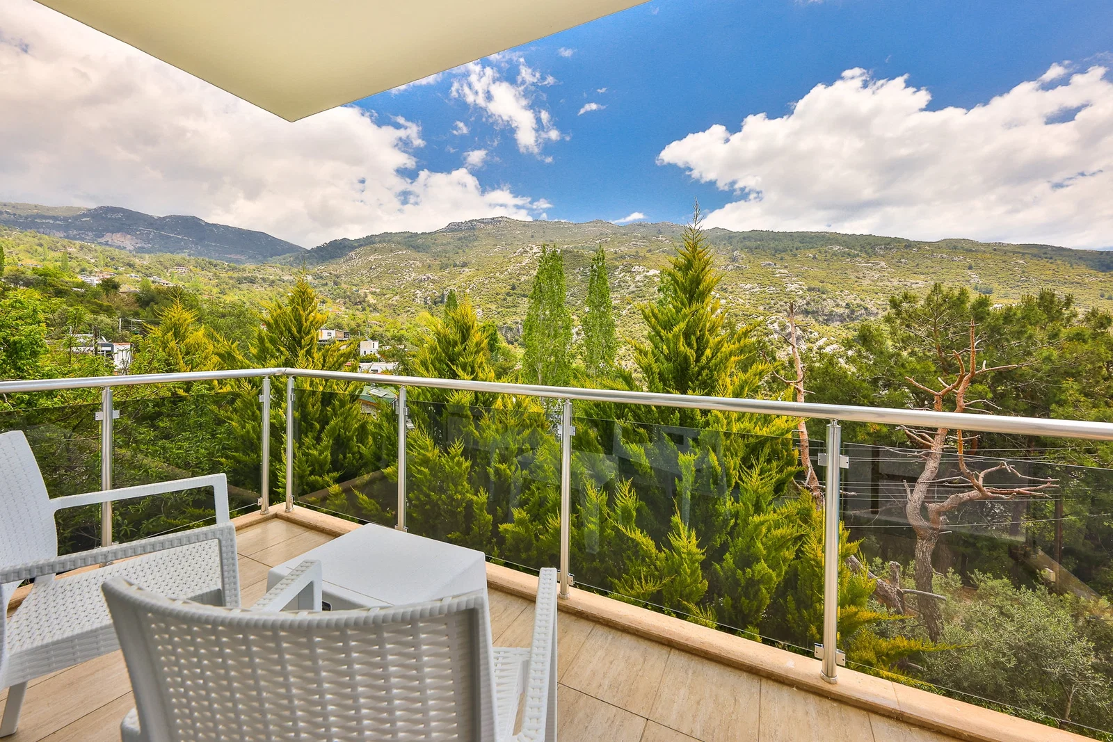 İslamlar’da Korunaklı, Isıtmalı Havuzlu, 5 Yatak Odalı, Kiralık Villa
