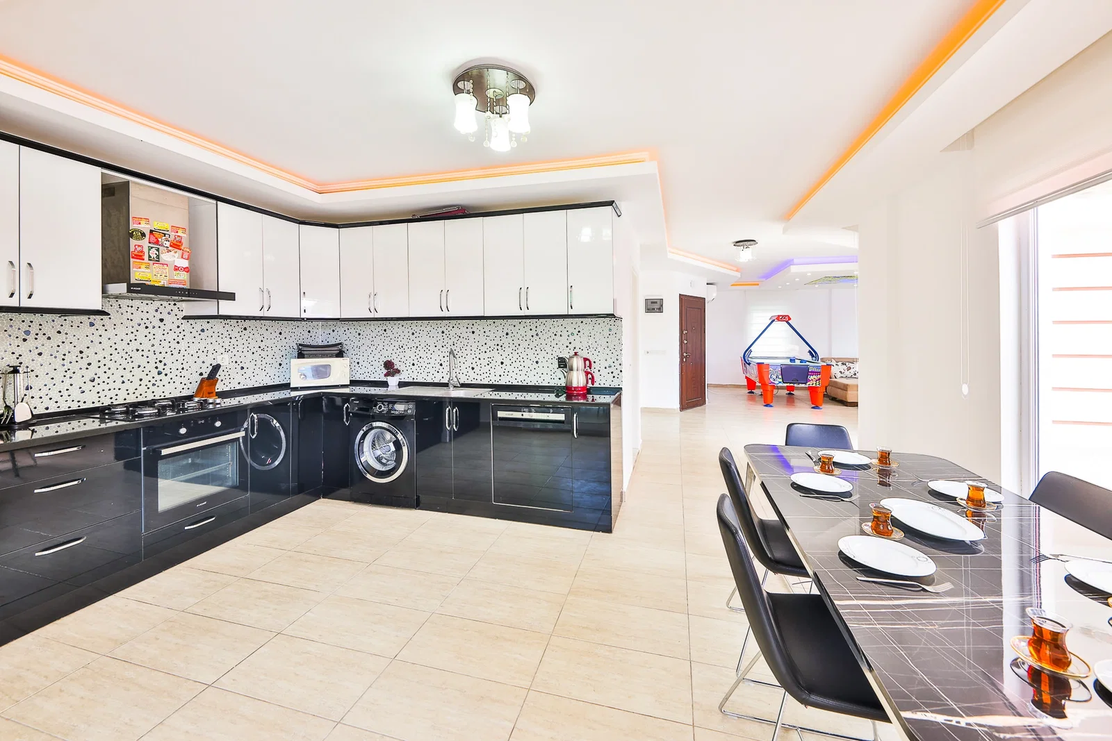 İslamlar’da Korunaklı, Isıtmalı Havuzlu, 5 Yatak Odalı, Kiralık Villa