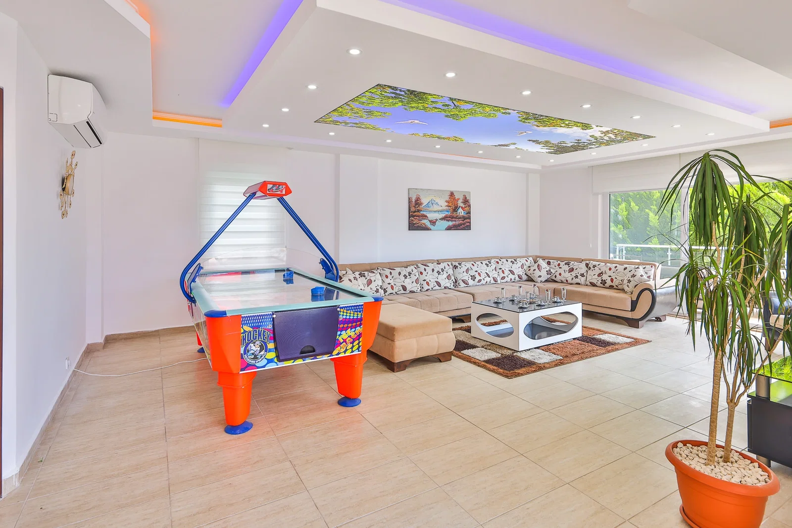 İslamlar’da Korunaklı, Isıtmalı Havuzlu, 5 Yatak Odalı, Kiralık Villa