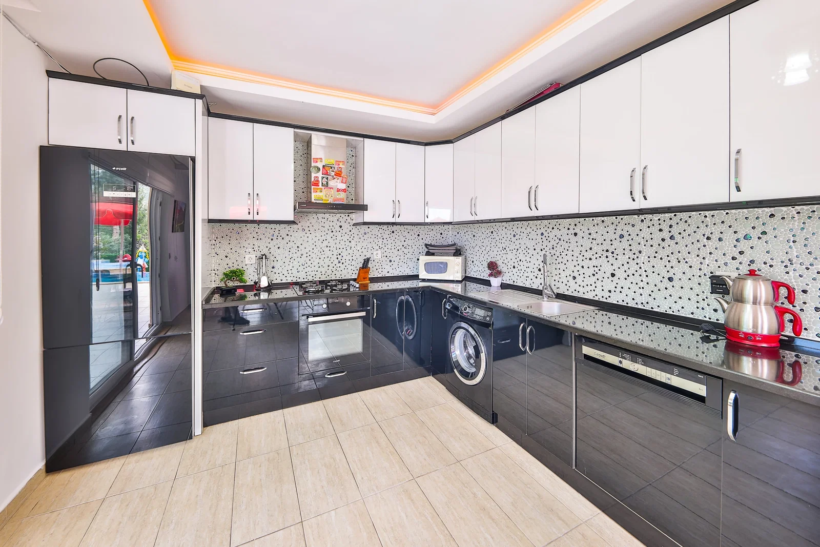 İslamlar’da Korunaklı, Isıtmalı Havuzlu, 5 Yatak Odalı, Kiralık Villa