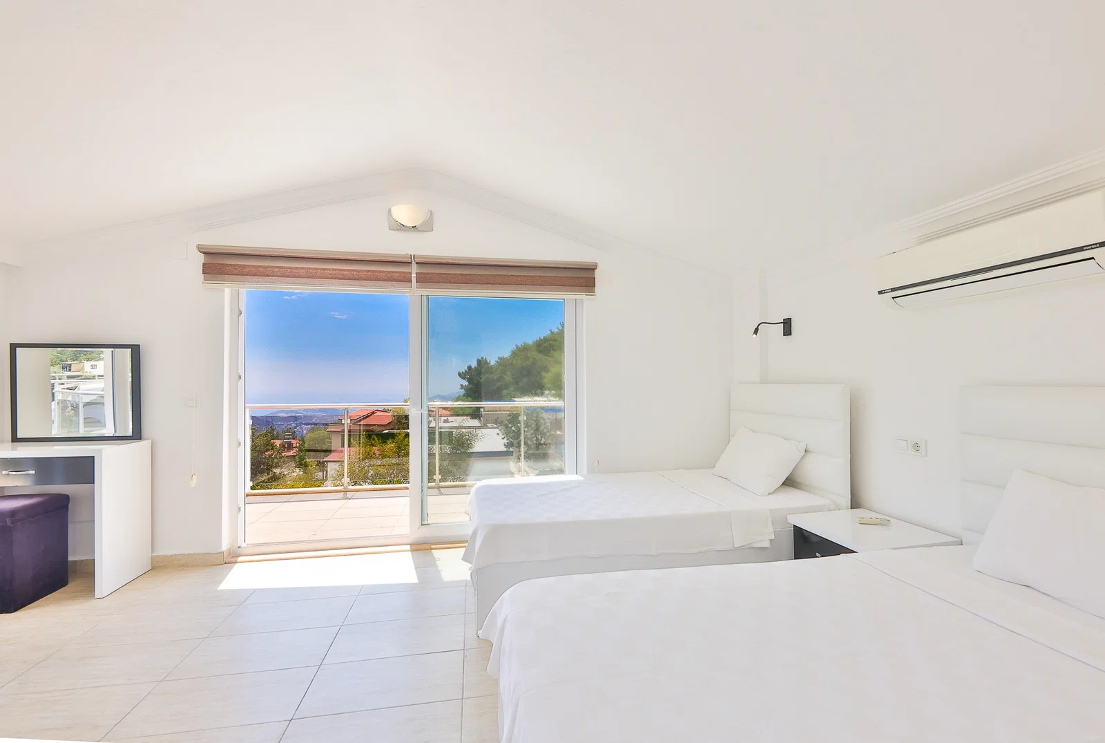 İslamlar’da Korunaklı, Isıtmalı Havuzlu, 5 Yatak Odalı, Kiralık Villa