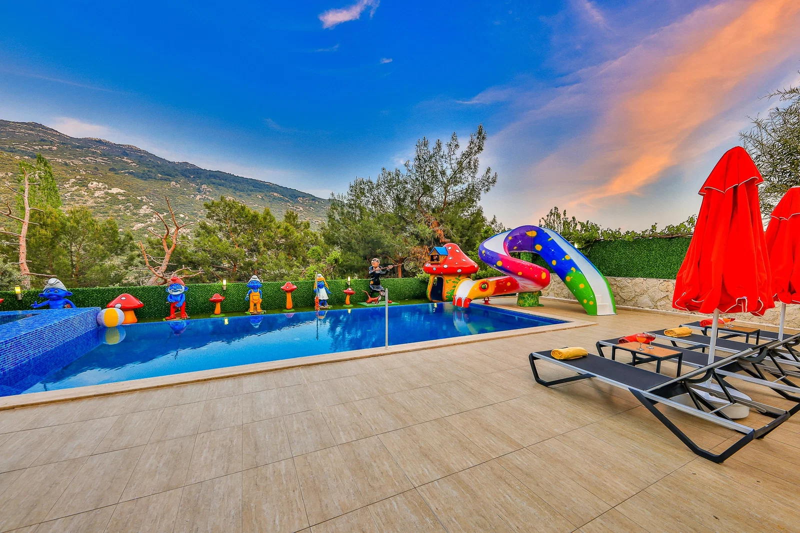 İslamlar’da Korunaklı, Isıtmalı Havuzlu, 5 Yatak Odalı, Kiralık Villa