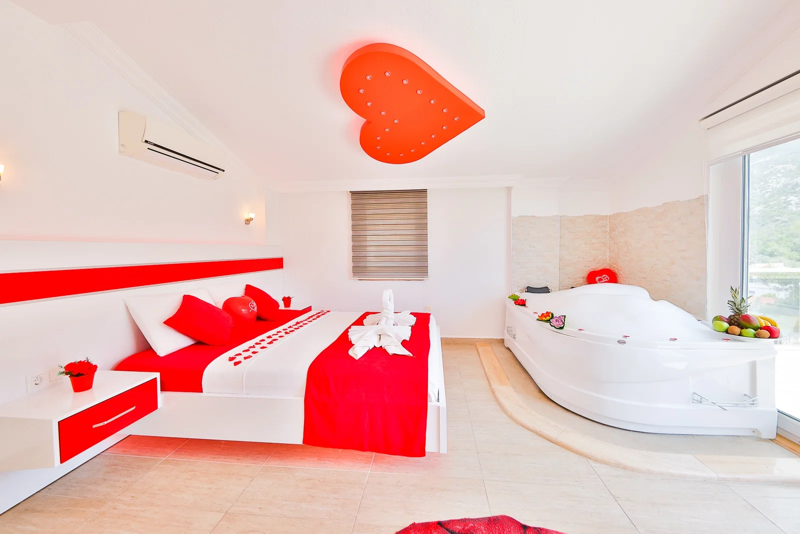 İslamlar’da Korunaklı, Isıtmalı Havuzlu, 5 Yatak Odalı, Kiralık Villa