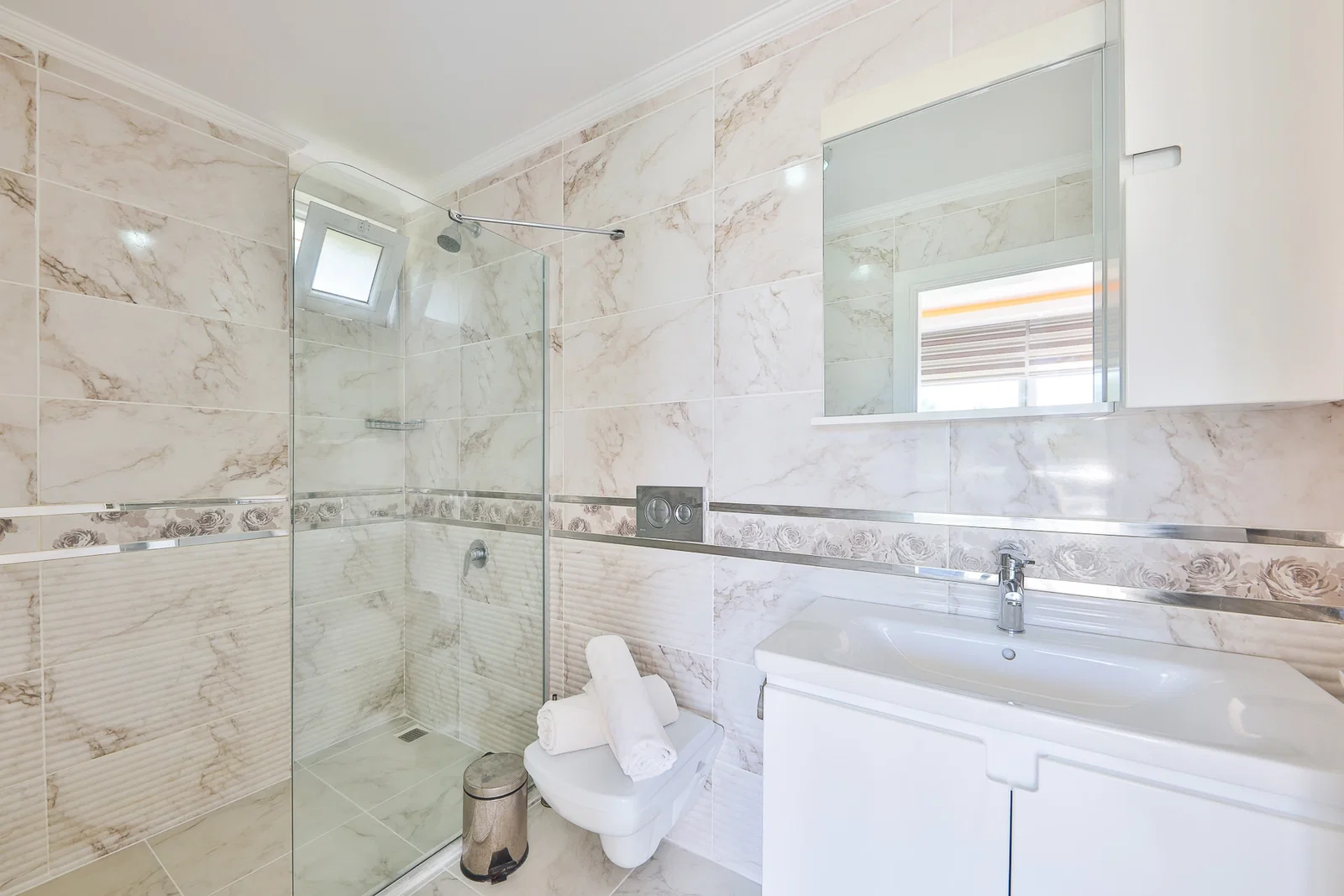 İslamlar’da Korunaklı, Isıtmalı Havuzlu, 5 Yatak Odalı, Kiralık Villa