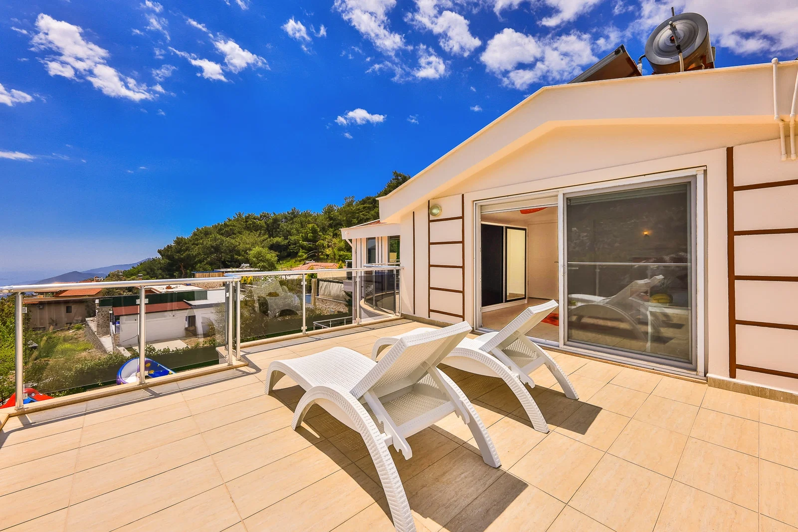 İslamlar’da Korunaklı, Isıtmalı Havuzlu, 5 Yatak Odalı, Kiralık Villa