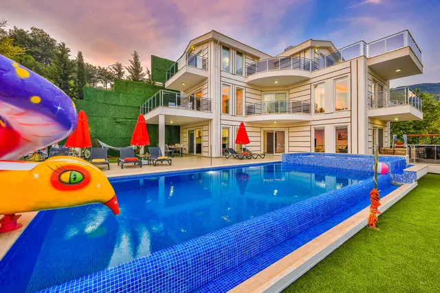 İslamlar’da Korunaklı, Isıtmalı Havuzlu, 5 Yatak Odalı, Kiralık Villa