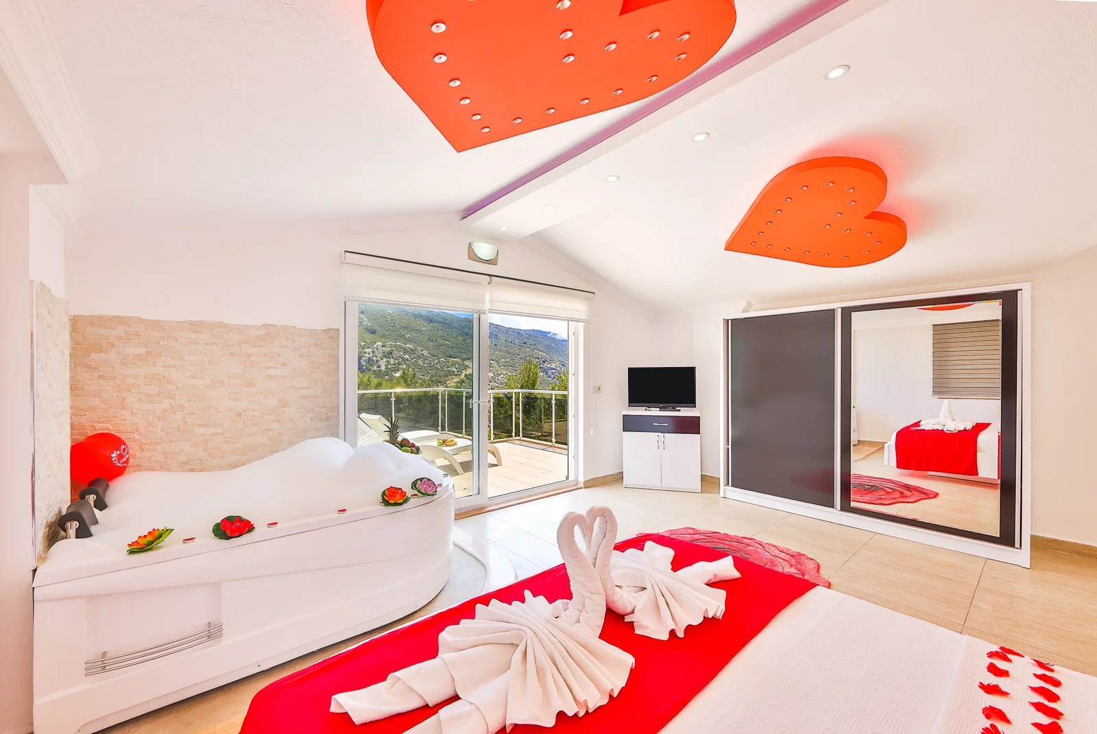 İslamlar’da Korunaklı, Isıtmalı Havuzlu, 5 Yatak Odalı, Kiralık Villa