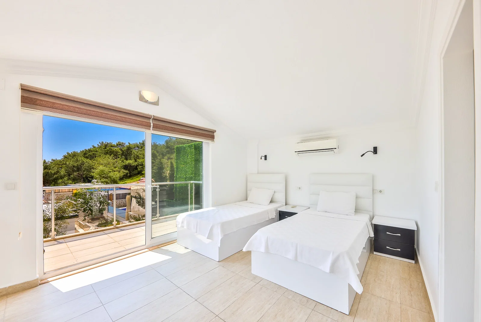 İslamlar’da Korunaklı, Isıtmalı Havuzlu, 5 Yatak Odalı, Kiralık Villa